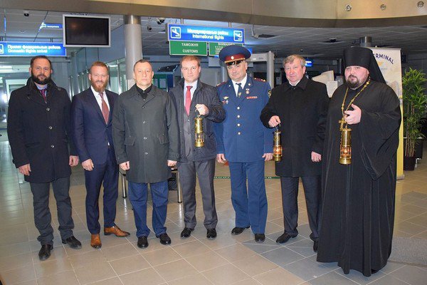 Александр Фетисов с депутатами облдумы встречает Благодатный огонь